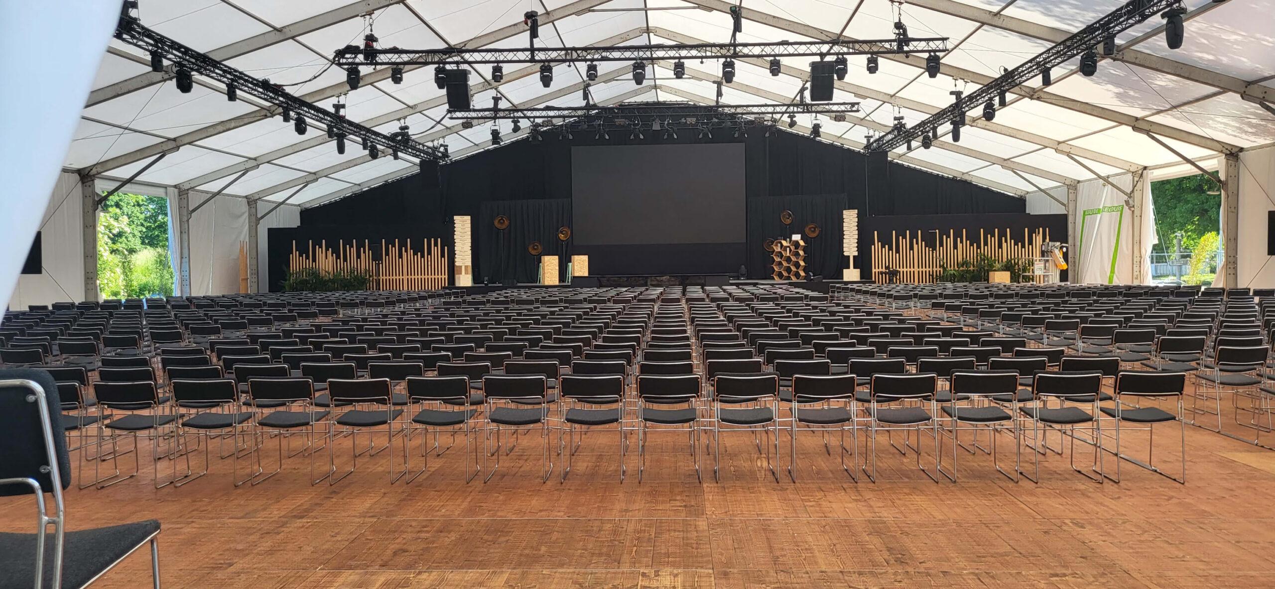 Chapiteau événementiel aménagé pour une conférence