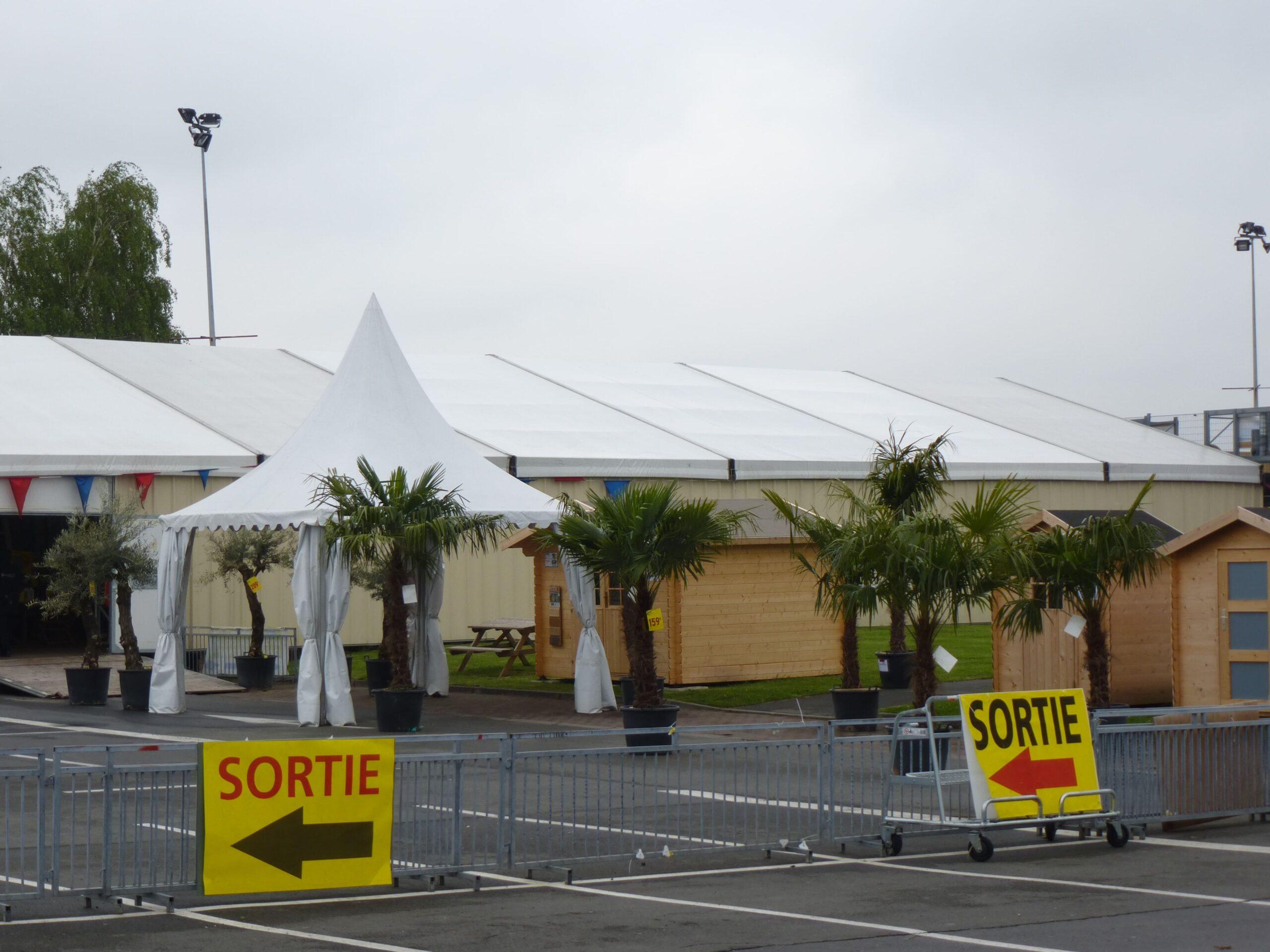 Chapiteau commercial installé sur le parking d'une enseigne