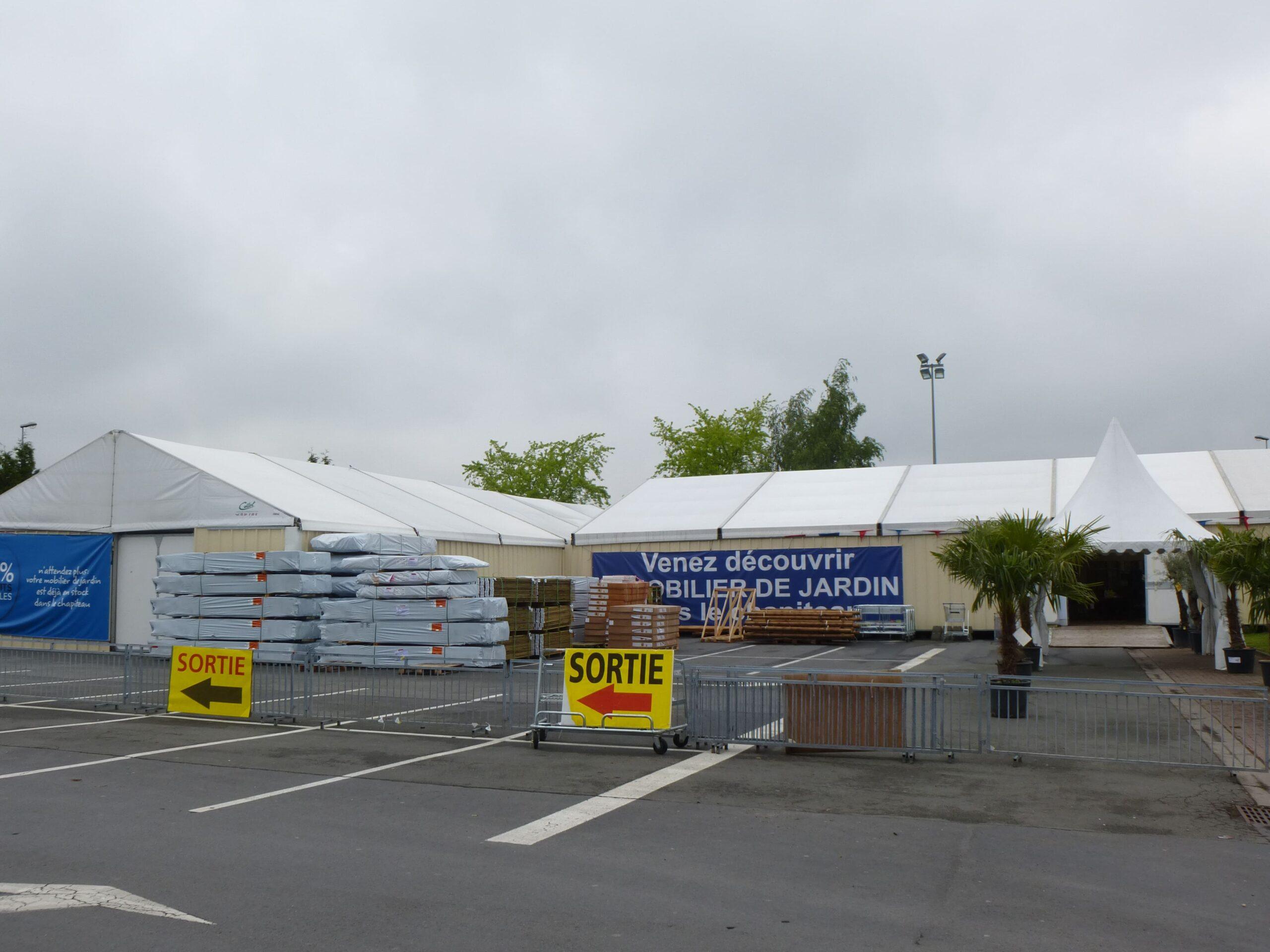 Chapiteau commercial installé sur le parking d'une enseigne de bricolage