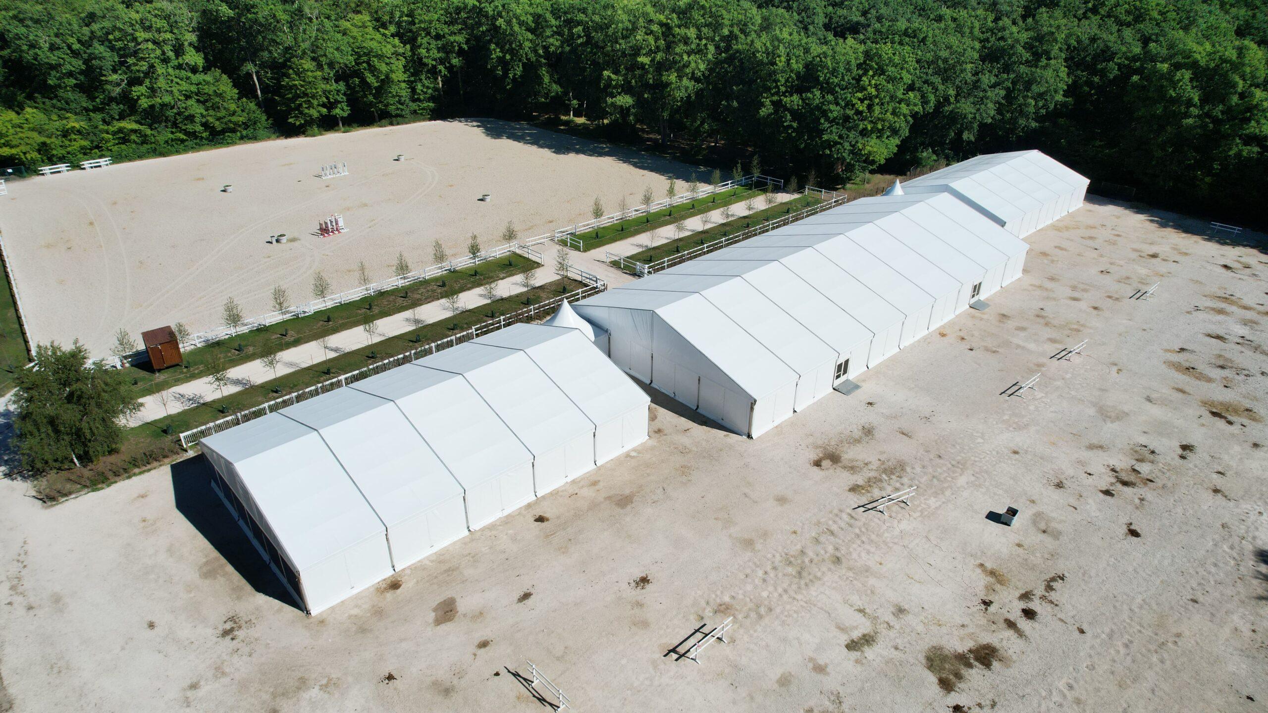 Chapiteau événementiel installé pour un événement d'entreprise